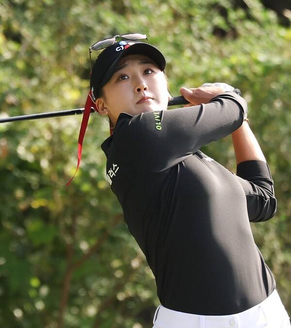 한국여자프로골프(KLPGA) 투어 2025년 신설 대회 광남일보·해피니스 오픈 우승을 차지한 리슈잉(중국)이 최종라운드에서 경기하는 모습이다. 사진제공=KLPGA (사진을 무단으로 사용하지 마십시오.)