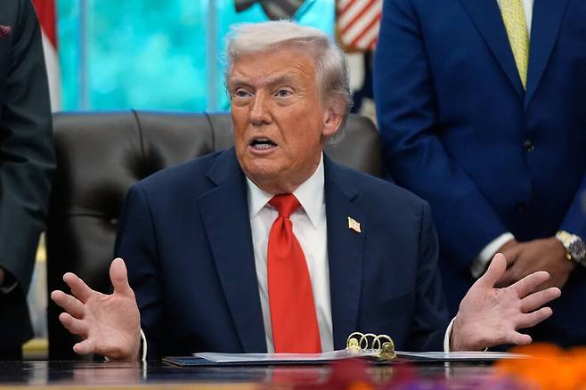 2025년 10월 21일 화요일, 워싱턴 D.C. 백악관 오벌 오피스에서 열린 디왈리 축하 행사 중 도널드 트럼프 대통령이 기자들의 질문에 답변하고 있다. AP 연합뉴스