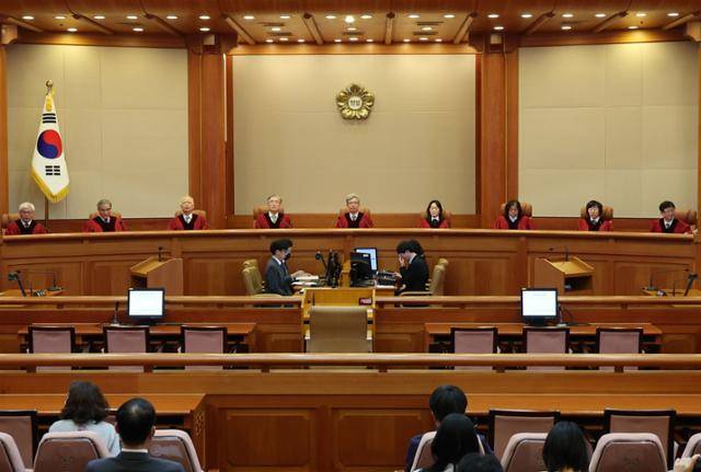 김상환 헌법재판소장을 비롯한 헌법재판관들이 23일 오후 10월 심판사건 선고를 위해 서울 종로구 헌법재판소 대심판정에 자리하고 있다. 뉴시스