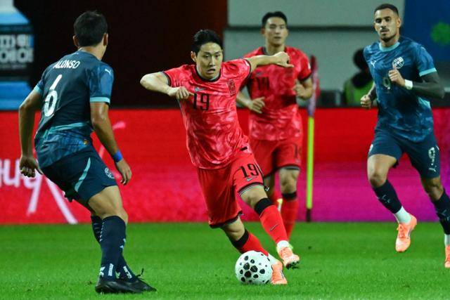 이강인이 14일 서울 마포구 월드컵경기장에서 열린 파라과이 축구 대표팀과의 친선 경기에서 상대 수비를 뚫고 돌파하고 있다. 강예진 기자