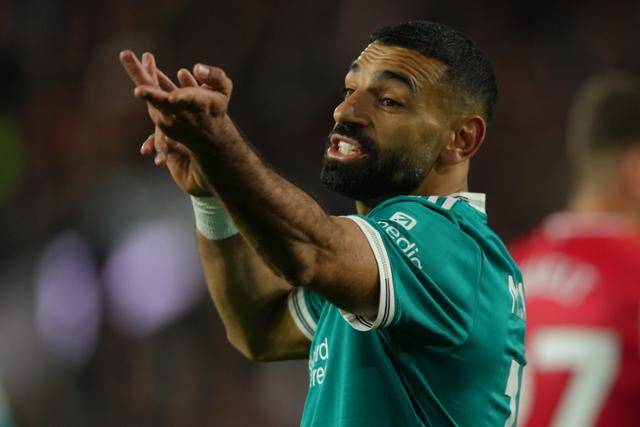 리버풀의 무함마드 살라흐가 26일(한국시간) 영국 브렌트퍼드의 지테크커뮤니티 스타디움에서 열린 브렌트퍼드와의 2025~26시즌 EPL 9라운드 원정경기에서 판정에 항의하는 제스처를 취하고 있다. 리버풀은 이날 2-3으로 패했다. 브렌트퍼드=AP 연합뉴스