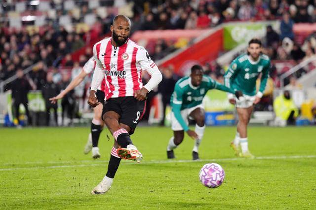 브렌트퍼드의 이르고 티아고가 26일(한국시간) 영국 브렌트퍼드의 지테크커뮤니티 스타디움에서 열린 리버풀과의 2025~26시즌 EPL 9라운드 홈경기에서 후반 페널티킥으로 쐐기골을 넣고 있다. 브렌트퍼드는 이날 3-2로 승리했다. 브렌트퍼드=AP 연합뉴스