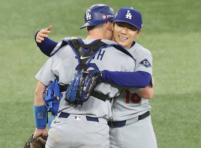 <yonhap photo-4330="">경기 후 포옹하는 야마모토와 스미스. UPI=연합뉴스</yonhap>