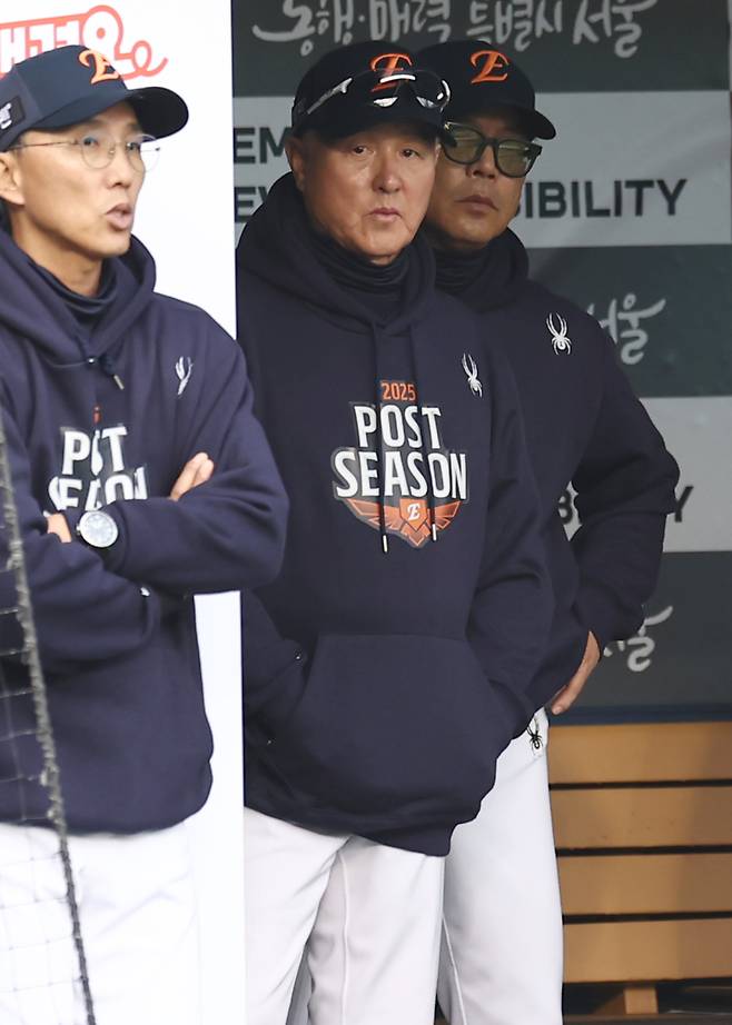 <yonhap photo-5893="">26일 서울 잠실야구장에서 열린 2025 프로야구 한국시리즈 한화 이글스 대 LG 트윈스 1차전 경기. 7회 말 김경문 한화 감독이 LG 박해민의 비디오판독 결과를 기다리고 있다. 2025.10.26 [연합뉴스]</yonhap>