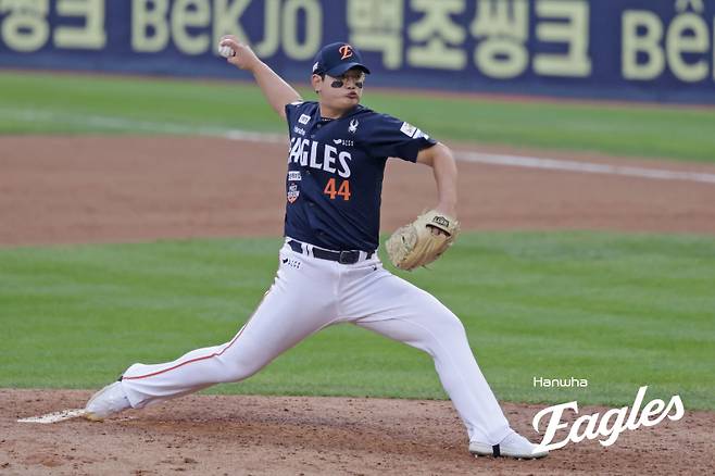 김서현이 26일 한국시리즈 1차전 8회 말 등판해 LG 트윈스 강타자 오스틴 딘을 삼진 처리했다. 사진=한화 이글스