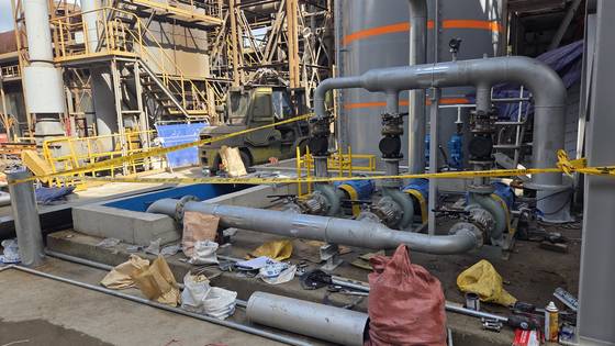 지난 25일 오전 11시31분쯤 경주시 안강읍 두류공업지역 아연가공업체에서 지하 수조 작업을 하던 근로자 4명이 질식으로 쓰러졌다. 사고가 발생한 현장 모습. 사진 경북소방본부