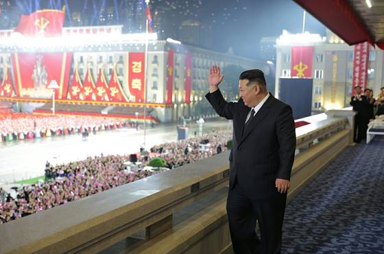 북한 노동당 기관지 노동신문은 11일 당 창건 80주년 경축 열병식이 전날 김일성광장에서 성대히 거행됐다고 보도했다. 새 대륙간탄도미사일(ICBM) '화성-20형'이 이날 처음 공개됐다.   뉴스1