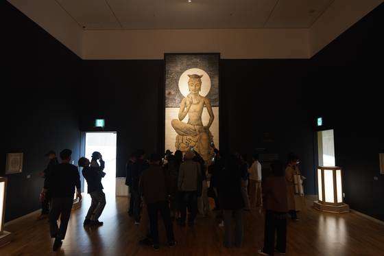 '코리아판타지'와 마주보는 박대성의 5m '반가사유상'. 사진 예술경영지원센터