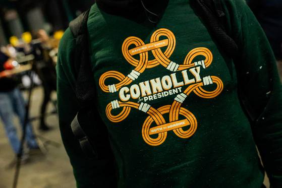 25일 아일랜드 더블린의 아일랜드 대통령 선거 개표 센터에서 한 사람이 무소속 대선 후보 캐서린 코놀리를 지지하는 메시지가 담긴 스웨트셔츠를 입고 있다. 로이터=연합뉴스