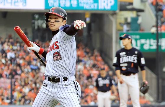 26일 한국시리즈 1차전에서 홈런을 친 뒤 세리머니하는 LG 박해민. 뉴스1