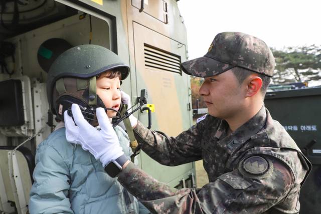 ▲ 군인 장비 체험하는 어린이. 강원도민일보 자료사진