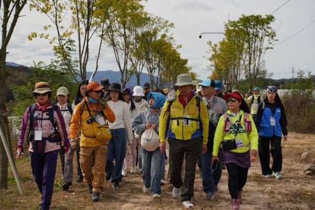 ▲ 한국관광공사(사장 직무대행)은 24일 철원군 DMZ 평화의 길 16코스에서 2025 DMZ 평화의 길 걷기로드 행사를 개최했다.