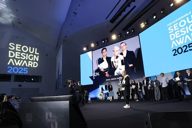 서울디자인어워드 2025에서 대상을 탄 <자자 에너지 허브>팀의 대표자가 소감을 말하고 있다. 서울디자인어워드 제공