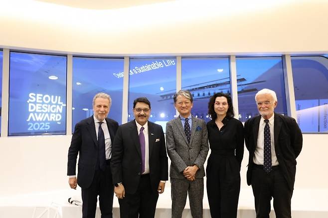 서울디자인어워드 2025의 심사위원들. 이탈리아, 인도, 독일, 일본 등지에서 디자인 전문가들이 한데 모였다. 서울디자인어워드 제공