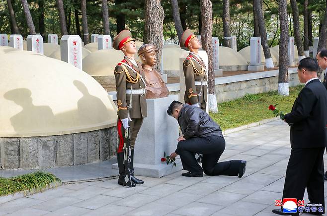 김정은 북한 국무위원장이 중국군의 6ㆍ25전쟁 참전 75주년 기념일(10월 25일)을 맞아 지난 24일 평안남도 회창군에 있는 중국인민지원군 열사능원을 찾아 참배했다고 조선중앙통신이 지난 25일 보도했다. 조선중앙통신·연합뉴스