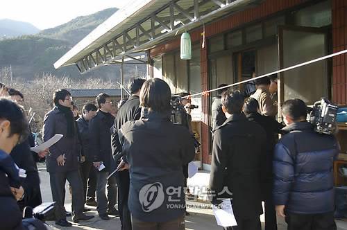 청산가리 막걸리 사건의 가해자로 지목된 백씨 부녀가 2009년 12월 당시 상황을 재연하는 모습. 연합뉴스