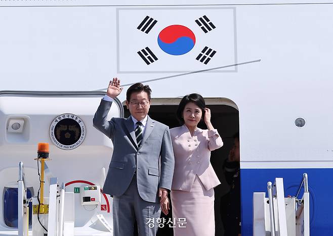 아세안+3 참석을 위해 말레이시아를 방문한 이재명 대통령과 김혜경 여사가 26일 말레이시아 쿠알라룸푸르 국제공항에서 도착한 공군1호기에서 내리며 손을 들어 인사를 하고 있다. 2025.10.26 김창길 기자