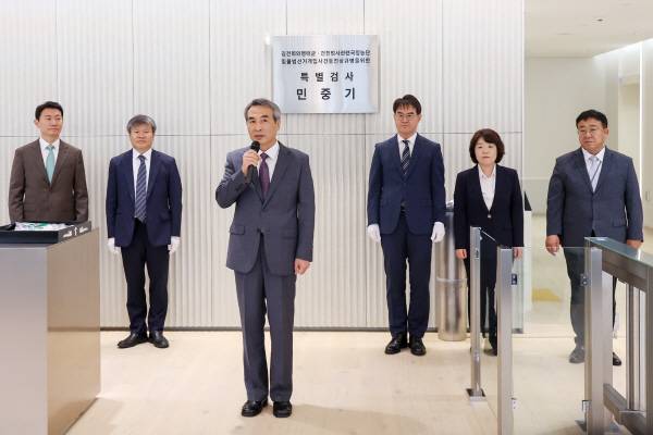 윤석열 전 대통령 부인 김건희 여사와 관련한 각종 의혹 사건을 수사하는 민중기 특별검사가 서울 종로구 KT광화문빌딩에 마련된 사무실 앞에서 현판 제막을 한 뒤 발언하고 있다. 연합뉴스