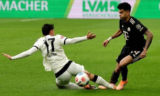 Jens Castrop of Moenchengladbach, left, in action against Luis Diaz of Munich, right, during the German Bundesliga soccer match between Borussia Moenchengladbach and FC Bayern Munich in Moenchengladbach, Germany on Oct. 25 [EPA/YONHAP]