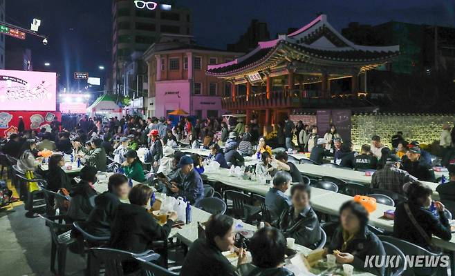 2025 원주만두축제는 '강원감영' 인근 주 무대를 중심으로 다양한 볼거리와 즐길거리를 선보였다. 원주시