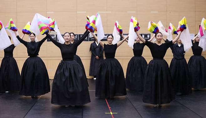 서울시무용단 단원들이 지난 20일 세종문화회관 예술동에서 열린 ‘미메시스’ 연습 공개 및 라운드 인터뷰에서 시연하고 있다.              연합뉴스