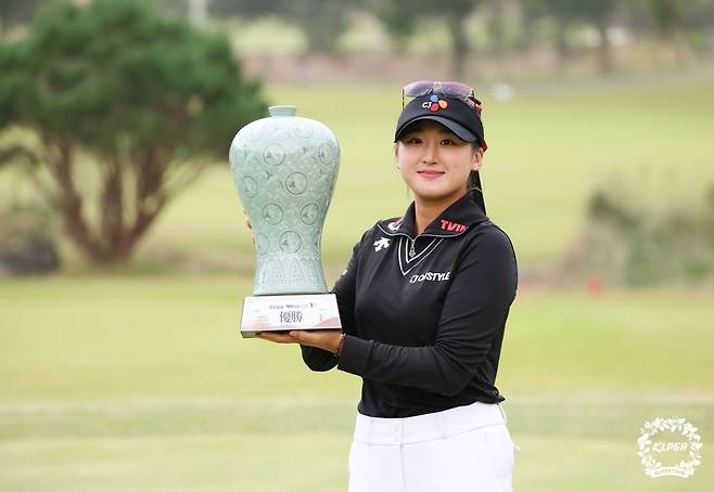 26일 전남 나주시 해피니스CC에서 열린 KLPGA투어 광남일보·해피니스오픈에서 데뷔 3년만에 생애 첫 승을 거둔 리슈잉이 우승 트로피를 들고 포즈를 취하고 있다. KLPGA