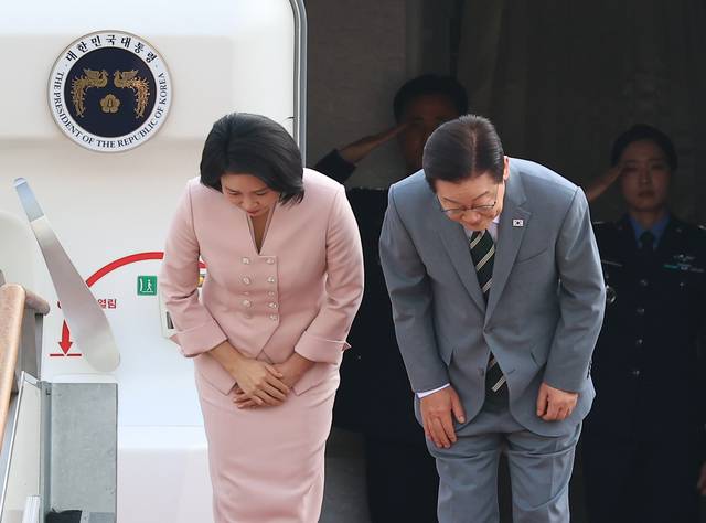 말레이시아 아세안 정상회의 참석을 위해 출국하는 이재명 대통령과 김혜경 여사가 26일 성남 서울공항 공군 1호기에서 환송객에게 인사하고 있다. 연합뉴스