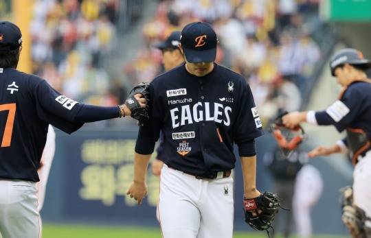 5회 마운드 내려오는 문동주. 사진[연합뉴스]