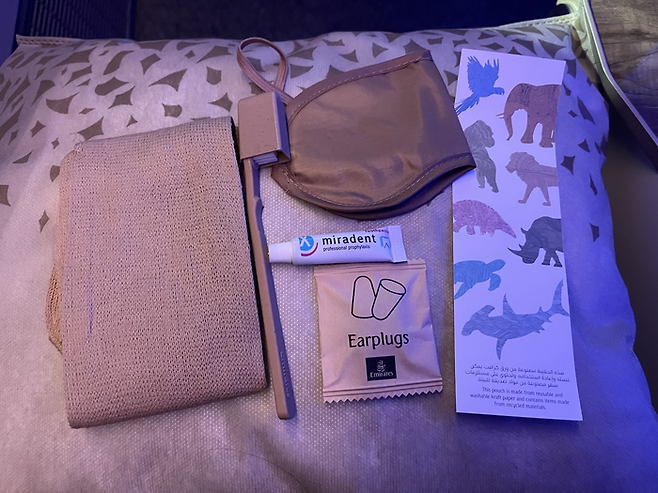 탑승 시 웰컴 드링크와 함께 어메니티를 나눠준다. 구성품은 양말 ·양치도구·책갈피 ·안대·귀마개  / 사진= 문서연 여행+ 기자