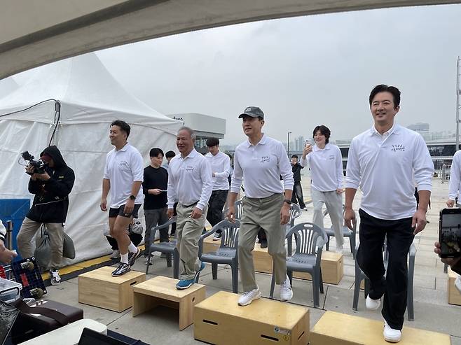 26일 여의도 한강공원에서 열린 ‘9988 체력장’에서 오세훈 시장(앞줄 오른쪽에서 두번째)이 직접 체력 증진을 위한 운동 체험에 참여하고 있다. <서울시>