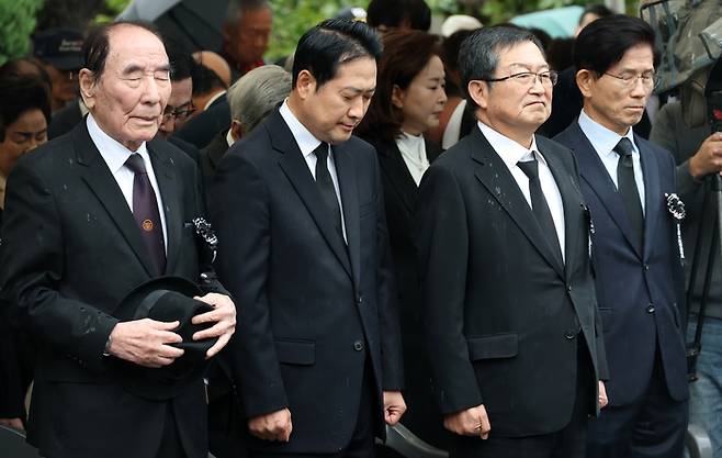 장동혁 국민의힘 대표(왼쪽 둘째)를 비롯한 참석자들이 26일 국립서울현충원에서 열린 박 전 대통령 46주기 추모식에서 묵념하고 있다. 한주형 기자