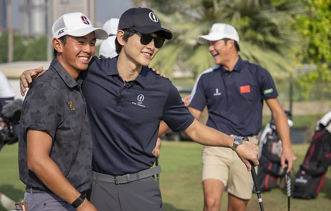 제16회 아시아 퍼시픽 아마추어 챔피언십(AAC)이 열리는 아랍에미리트(UAE) 두바이 에미레이트 골프클럽 마즐리스 코스를 찾은 R&A 홍보대사 송중기가 아마추어 선수들과 이야기를 나누고 있다. R&A