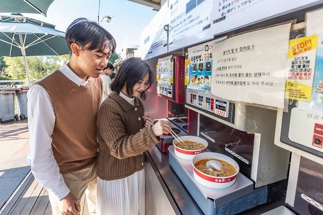 한강 라면을 즐기고 있는 동남아 관광객들. 한국관광공사