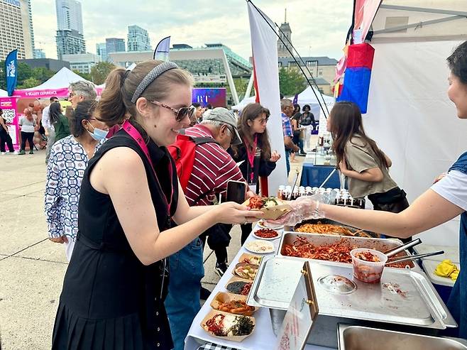 K미식을 즐기는 외국인 관광객. 한국관광공사