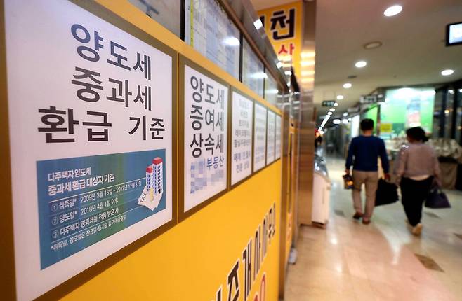 부동산 세제 개편 논의가 올해를 넘길 것으로 전망되는 가운데 정부가 부동산 세제 개편 범위를 취득세·재산세·종합부동산세의 지방자치단체 교부 기준으로까지 확대하는 방안을 검토하고 나섰다. 사진은 서울 시내 한 부동산에 세금 관련 안내문이 붙어 있는 모습. 한주형 기자