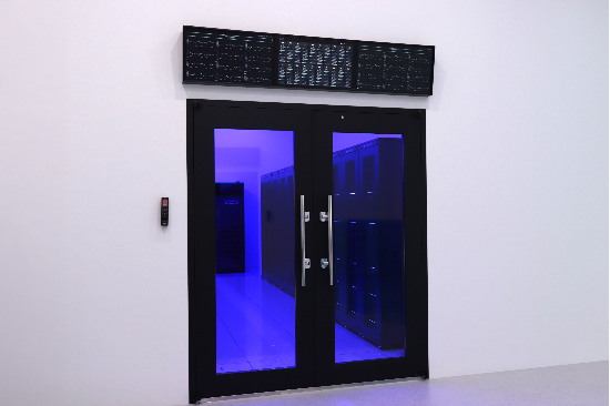 평택 BARO SPACE 로비 입구 전경. 내부 인테리어는 ‘셀 단위 데이터센터’ 콘셉트를 시각화해, 기술적 구조와 브랜드 철학을 동시에 표현했다. (사진=바로AI)