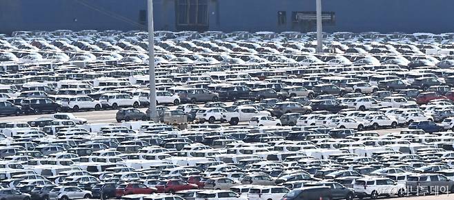 [평택=뉴시스] 김종택 기자 = 도널드 트럼프 미국 대통령의 '관세 전쟁'에 따른 한미 무역협상의 최종 타결이 가시권에 들어온 양상이다.  대미 투자 구성·방식과 한미 통화 스와프 등 외환시장 안전장치에 대한 양측의 이견이 일정 부분 좁혀진 듯한 신호가 잇따르면서 가까운 시일 내 타결될 수 있으리라는 기대감이 커지고 있다.  사진은 16일 경기 평택항에 수출용 자동차가 세워져 있는 모습. 2025.10.16. jtk@newsis.com /사진=김종택