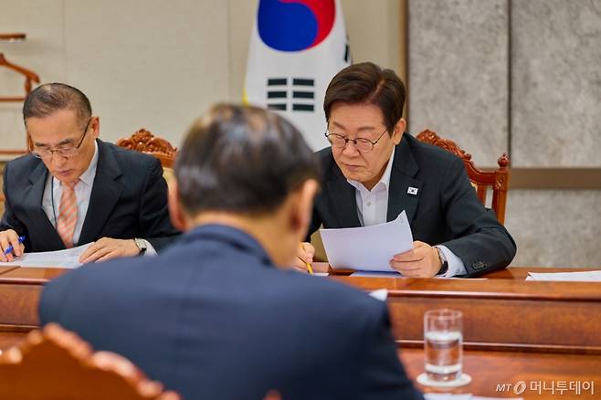 (서울=뉴스1) 이재명 기자 = 이재명 대통령이 지난 23일 서울 용산 대통령실 청사에서 열린 초국가범죄 대응 관계장관 회의에서 자료를 살펴보고 있다.?(대통령실 제공. 재판매 및 DB 금지) 2025.10.24/뉴스1  Copyright (C) 뉴스1. All rights reserved. 무단 전재 및 재배포,  AI학습 이용 금지. /사진=(서울=뉴스1) 이재명 기자