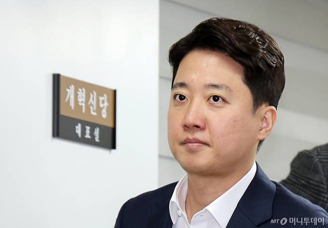 [서울=뉴시스] 김명년 기자 = 이준석 개혁신당 대표가 20일 오전 서울 여의도 국회에서 열린 최고위원회의에 입장하고 있다. 2025.10.20. kmn@newsis.com /사진=김명년