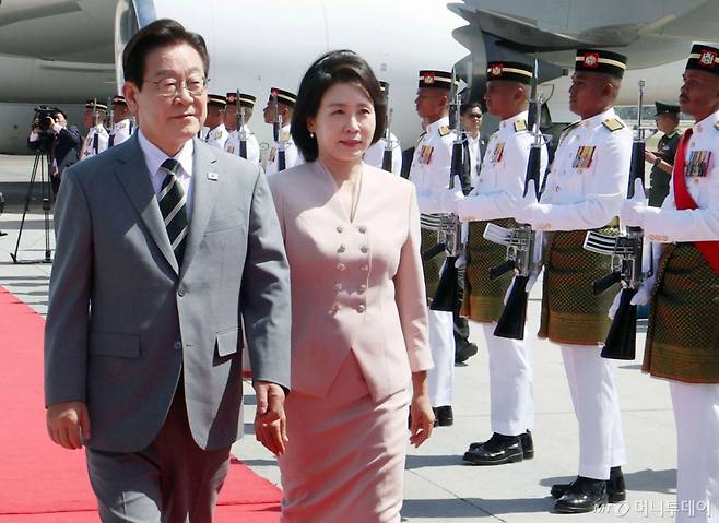 [쿠알라룸푸르=뉴시스] 고범준 기자 = 아세안 정상회의에 참석하는 이재명 대통령과 김혜경 여사가 26일(현지 시간) 말레이시아 쿠알라룸푸르 국제공항에 도착해 이동하고 있다. 2025.10.26. bjko@newsis.com /사진=고범준