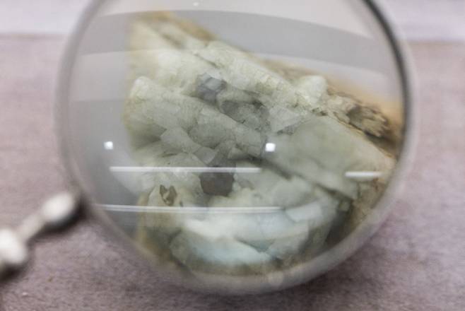 미국과 중국의 무역 전쟁 속 희토류 ETF(상장지수펀드)가 주목받는다. 사진은 지난 14일 중국 베이징의 중국 지질박물관에 있는 모나자이트 샘플. /사진=로이터