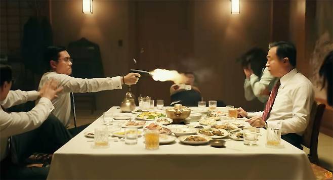 서울 중구 궁정동 중앙정보부 안전가옥에서 열린 만찬 자리에서 박정희 대통령이 김재규 중앙정보부장에게 피살됐다. 장면은 영화 남산의부장들에서 중앙정보부장 김규평(이병헌 분)이 박통(이성민 분)에게 격발하는 모습. /사진=유튜브 채널 '숏박스' 캡처