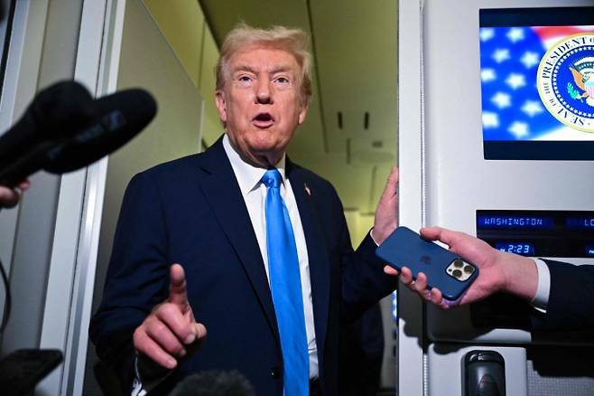 도널드 트럼프 미국 대통령이 김정은 북한 국무위원장과 만날 의향이 있다고 밝혔다. 사진은 도널드 트럼프 미국 대통령이 26일(현지시간) 카타르에서 말레이시아로 쿠알룸푸르 향하는 에어포스원 기내에서 기자들 질문에 답하는 모습. /사진=뉴스1