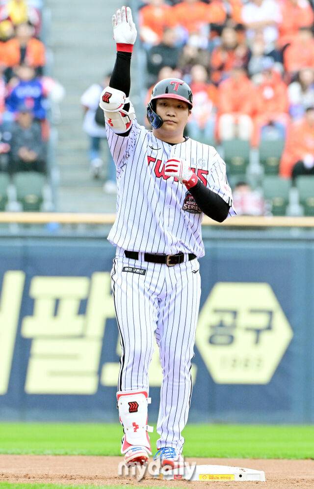 26일 오후 서울 잠실야구장에서 진행된 '2025 신한 SOL Bank KBO 한국시리즈 1차전' 한화 이글스와 LG 트윈스의 경기. LG 문보경이 1회말 2사 3루에서 1타점 2루타를 때린 뒤 기뻐하고 있다./잠실=곽경훈 기자 kphoto@mydaily.co.kr