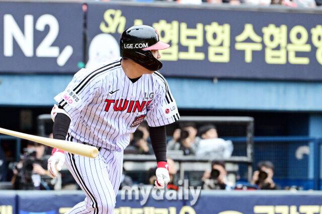 26일 오후 서울 잠실야구장에서 진행된 '2025 신한 SOL Bank KBO 한국시리즈 1차전' 한화 이글스와 LG 트윈스의 경기. LG 문보경이 1회말 2사 3루에서 1타점 2루타를 때리고 있다./잠실=곽경훈 기자 kphoto@mydaily.co.kr