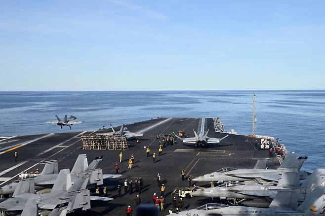 미 항공모함인 제럴드 R. 포드함에서 지난 9월 F-18E 전투기가 이륙하고 있다. [AFP]