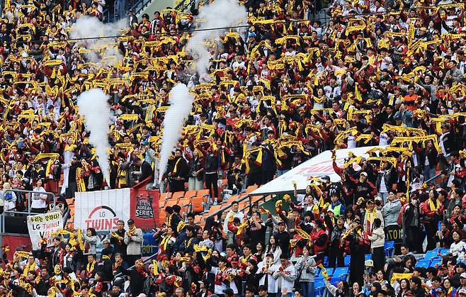 2025 프로야구 KBO리그 포스트시즌 한국시리즈 1차전 한화 이글스와 LG 트윈스의 경기가 열린 26일 서울 잠실야구장 관중석의 모습.  [연합]