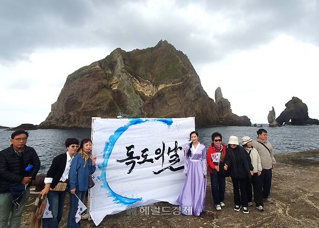 김소연 캘리그라피 작가(오른쪽 다섯번째)가 25일 독도의 날을 맞아 독도현지에서 퍼포먼스를 펼치고 있다.[독자제공]