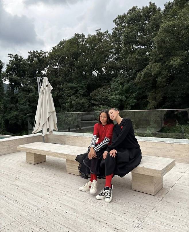 [서울=뉴시스] 추사랑, 야노 시호. (사진=아이즈 매거진 제공, 추사랑 인스타그램 캡처) 2025.10.26. photo@newsis.com *재판매 및 DB 금지