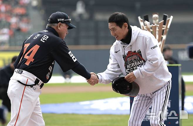 [서울=뉴시스] 정병혁 기자 = 26일 서울 송파구 잠실야구장에서 열린 2025 KBO 한국시리즈 1차전 한화 이글스와 LG 트윈스의 경기에 앞서 LG 염경엽 감독과 한화 김경문 감독이 인사를 하고 있다. 2025.10.26. jhope@newsis.com